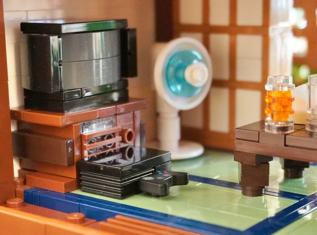 2025年夏の作品「PlayStation2」 ブラウン管テレビと扇風機のある和室／はやうまさん（@hayauma_lego）提供