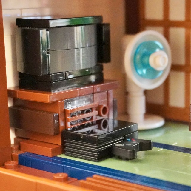 2025年夏の作品「PlayStation2」 ブラウン管テレビと扇風機のある和室／はやうまさん（@hayauma_lego）提供