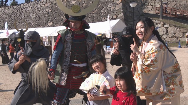 岡山おもてなし武将隊らと記念撮影　岡山・北区　10日