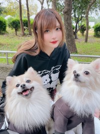 愛犬と写真に収まるすみれおじさん