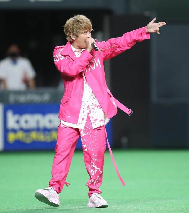 　試合前のスペシャルライブで熱唱する手越祐也（撮影・中島達哉）