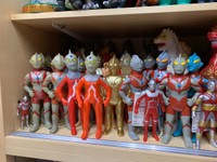 歴代の「ウルトラマン」も並ぶ、なべやかんの〝ソフビ〟コレクション