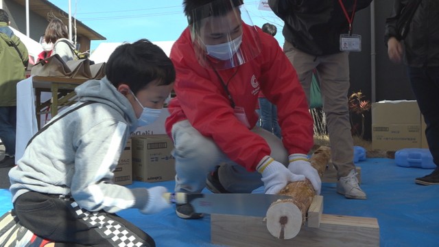 家づくりを身近に…住宅メーカーが「職人まつり」　丸太切りや餅投げ体験　岡山