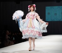 ランウエーを歩くすみれおじさん＝ヒカリエホール（撮影・高石航平）