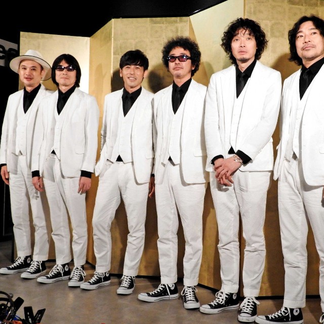 「カーリングシトーンズ」の（左から）浜崎貴司、ＹＯ－ＫＩＮＧ、寺岡呼人、奥田民生、斎藤和義、トータス松本