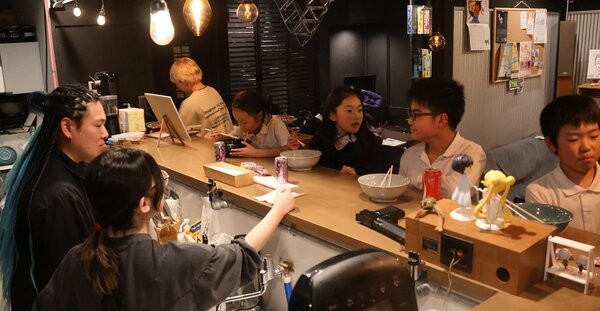 「自習室」として利用される夕方の店内。近くの学童クラブを終えた小学生が集まる