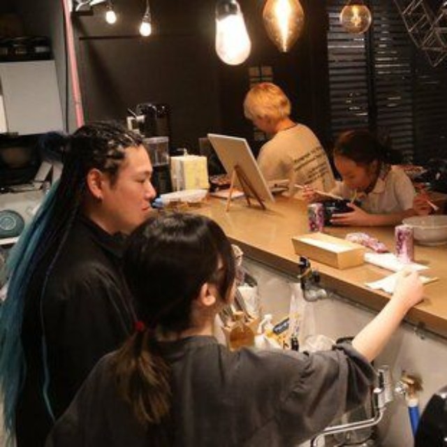 「自習室」として利用される夕方の店内。近くの学童クラブを終えた小学生が集まる