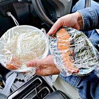 ラップをかけた皿をそのまま持参した弁当（画像提供：としき@溶接天使トシエルさん）