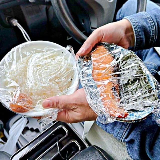 ラップをかけた皿をそのまま持参した弁当（画像提供：としき@溶接天使トシエルさん）