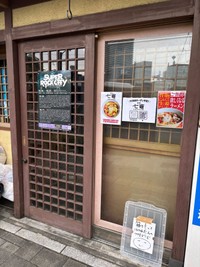 店頭に箱のフタを設置 ※麺屋七竈提供