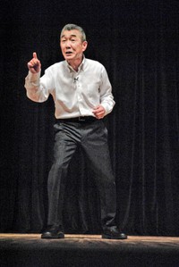 日本国憲法になりきる一人芝居「憲法くん」などを演じる芸人・松元ヒロ（2017年撮影）