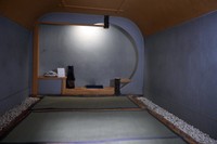 かま風呂の内部。陶器の枕を使い、横になって過ごします