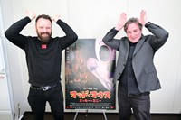 何かを表しているサイモンとジェイミー監督（撮影：石井隼人）