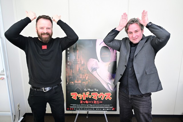 何かを表しているサイモンとジェイミー監督（撮影：石井隼人）