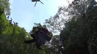 ロープで安全確保しながら隊員がヘリコプターで降りたところまで移動し、無事に救助（提供：長野県警察本部）