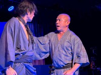 約30年ぶりに芸能活動を再開した斉藤文幸さん（右）（提供）