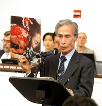 被爆半年後の自分の写真を掲げながら演説する谷口稜曄さん