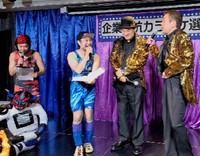 企業対抗カラオケ選手権で会場を盛り上げた（左から）お笑いコンビ「アマレス兄弟」、ピエール瀧、玉袋筋太郎＝都内