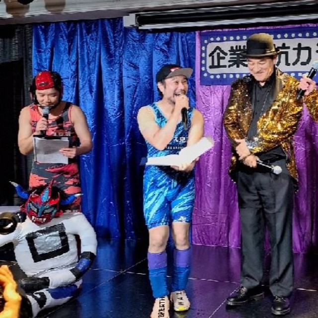 企業対抗カラオケ選手権で会場を盛り上げた（左から）お笑いコンビ「アマレス兄弟」、ピエール瀧、玉袋筋太郎＝都内