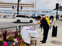 安倍晋三元首相が銃撃された現場となった近鉄大和西大寺駅前の広場で献花し、手を合わせる国民民主党の玉木雄一郎代表