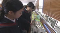 西大寺鐡道記念館を見学した児童