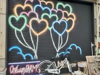 シャッターは出入り口ではないため閉ざされている