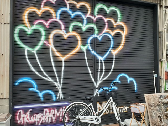 シャッターは出入り口ではないため閉ざされている