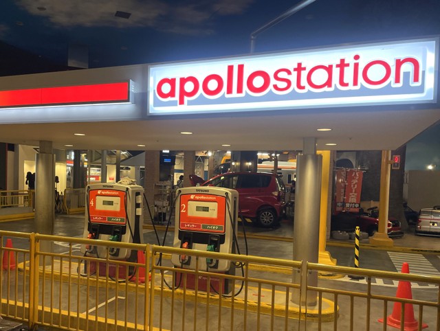 キッザニア東京内にある出光興産出展「ガソリンスタンド」パビリオンの様子。スタッフになってガソリンを入れたり、窓を拭いたり、簡単な点検を行うお仕事を体験できる（出光興産提供）