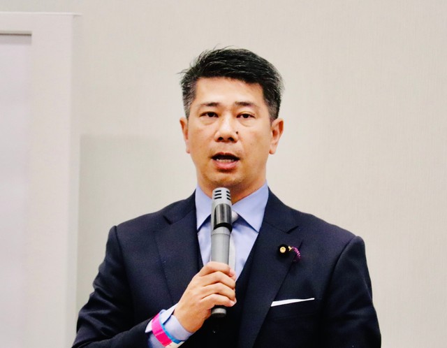 政治家女子４８党の代表権を持つ党首に選出された斉藤健一郎参院議員＝国会内