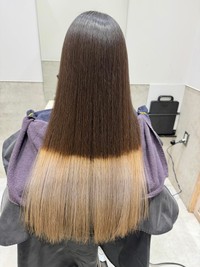 根元の暗い髪色と毛先の明るい部分が一直線に分かれた、修正前のツートーンヘア／Yusukeさん（@yusuke_kat0）提供