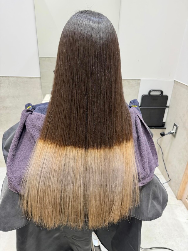 根元の暗い髪色と毛先の明るい部分が一直線に分かれた、修正前のツートーンヘア／Yusukeさん（@yusuke_kat0）提供