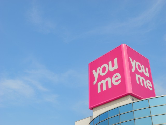 ゆめタウンの象徴的なピンクのロゴ看板 
※画像はイメージです（akio-mic/stock.adobe.com）