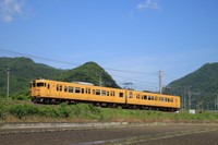 快晴の伯備線を走行する115系電車 ※画像はイメージです（Fujibusa:stock.adobe.com）