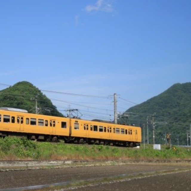 快晴の伯備線を走行する115系電車 ※画像はイメージです（Fujibusa:stock.adobe.com）