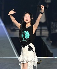 会場に手を振るJuice=Juiceの遠藤彩加里=ぴあアリーナMM