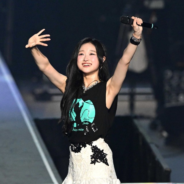 会場に手を振るJuice=Juiceの遠藤彩加里=ぴあアリーナMM
