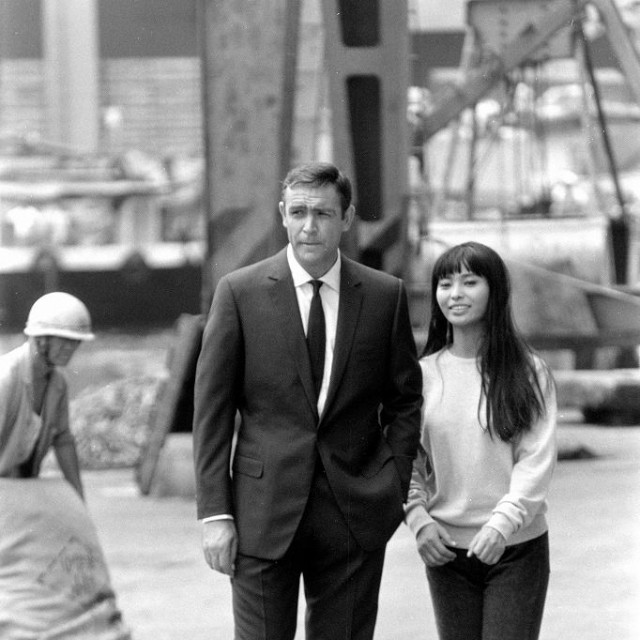 「007は二度死ぬ」撮影中のショーン・コネリーとボンドガールの若林映子=1966年