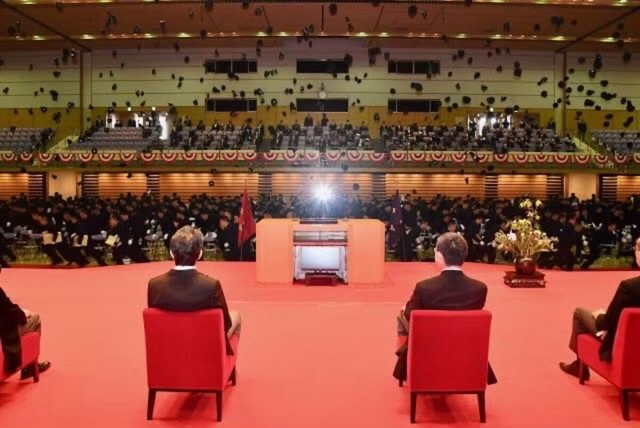 防衛大の卒業式、恒例の「帽子投げ」／はじめさん（@hajime20250823）提供