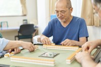 周りと遊ぶ高齢男性※画像はイメージです（mapo/stock.adobe.com）