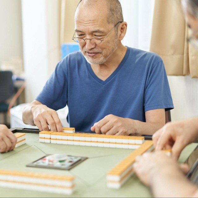 周りと遊ぶ高齢男性※画像はイメージです（mapo/stock.adobe.com）
