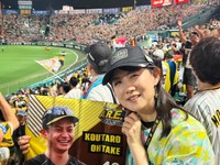 9月11日、阪神・大竹耕太郎投手の799日ぶりの完投＆完封勝利を甲子園球場のスタンドで見届けた中江有里（公式Ｘ@yurinbow、インスタグラムyurinbow1226より）