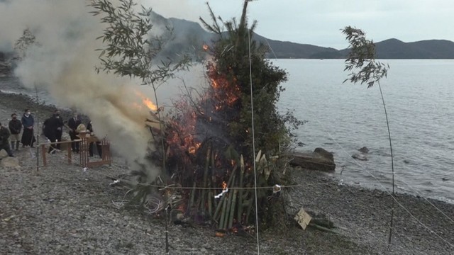 二十四の瞳映画村で伝統行事とんど焼き　香川・小豆島町　15日