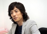 サイン会前、初の著書について取材に応じる俳優で歌手の半田健人＝東京・神田神保町の書泉グランデ