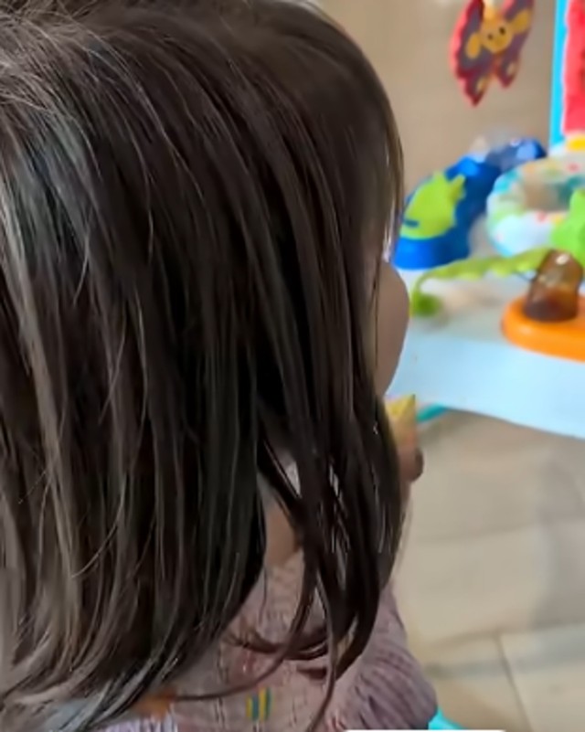 2年後、髪も伸びて後ろ姿はすっかり女の子に／あんびーずチャンネル（@ambeeschannel）提供