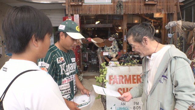 香川オリーブガイナーズの営業活動を体験する中学生