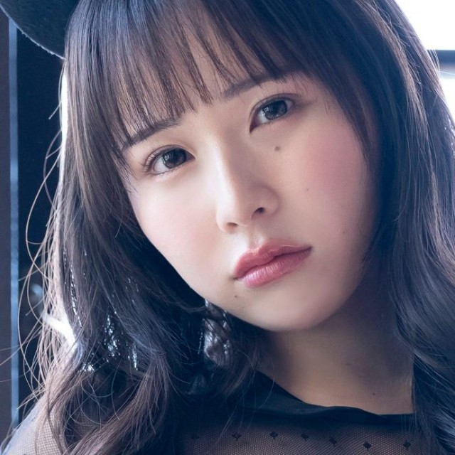 栗原舞優 デジタル写真集『カラフルまゆちゃんと、モノトーンまゆちゃん』（撮影：唐木貴央、発行：ワニブックス）より