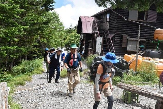 3年ぶり「山歩き会」 標高2480メートルの北横岳を満喫│朝日新聞Re