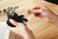 ボタンもファスナーもなく完全無縫製…不思議なコインケースが話題（セメントプロデュースデザイン提供）