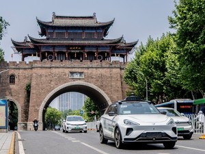  中国の自動運転タクシーは安全なのか　NYT記者が乗ったら高速道路で停止寸前