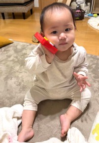 スマホでパパに「もしもしー？」生後11カ月のRANちゃん（提供：@uchinomanmaruranchanさん）

